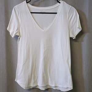 Old Navy Everywear Size XS White Vneck Short Sleeve Tshirt